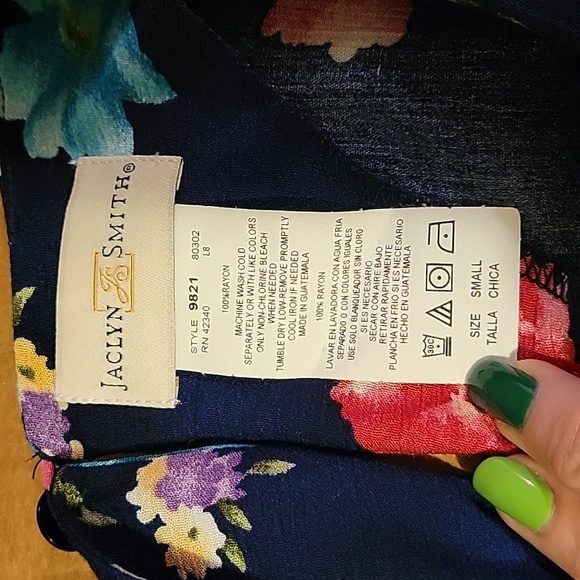 NWT: Jaclyn Smith Floral Keyhole Neck Shirt - Picture 7 of 9